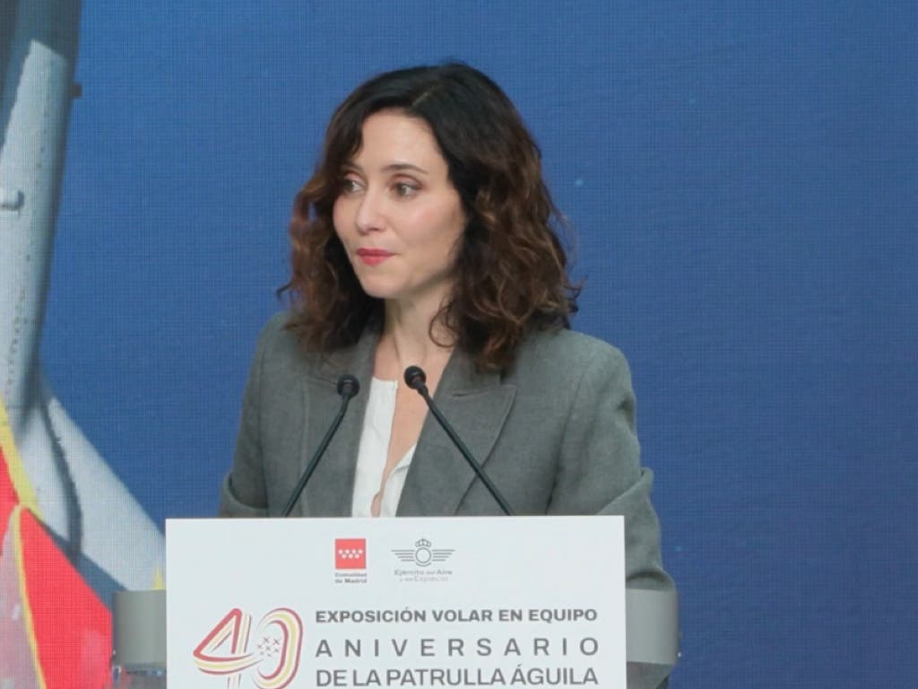 Ayuso inaugura la exposición 40 años de la Patrulla Águila: «El pueblo de Madrid admira y quiere a su Ejército»