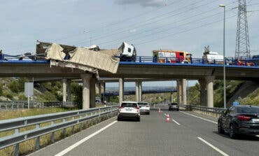 Un camión, a punto de caer desde un puente en Velilla: cortado el ramal interior de la M-50 hacia la R-3 
