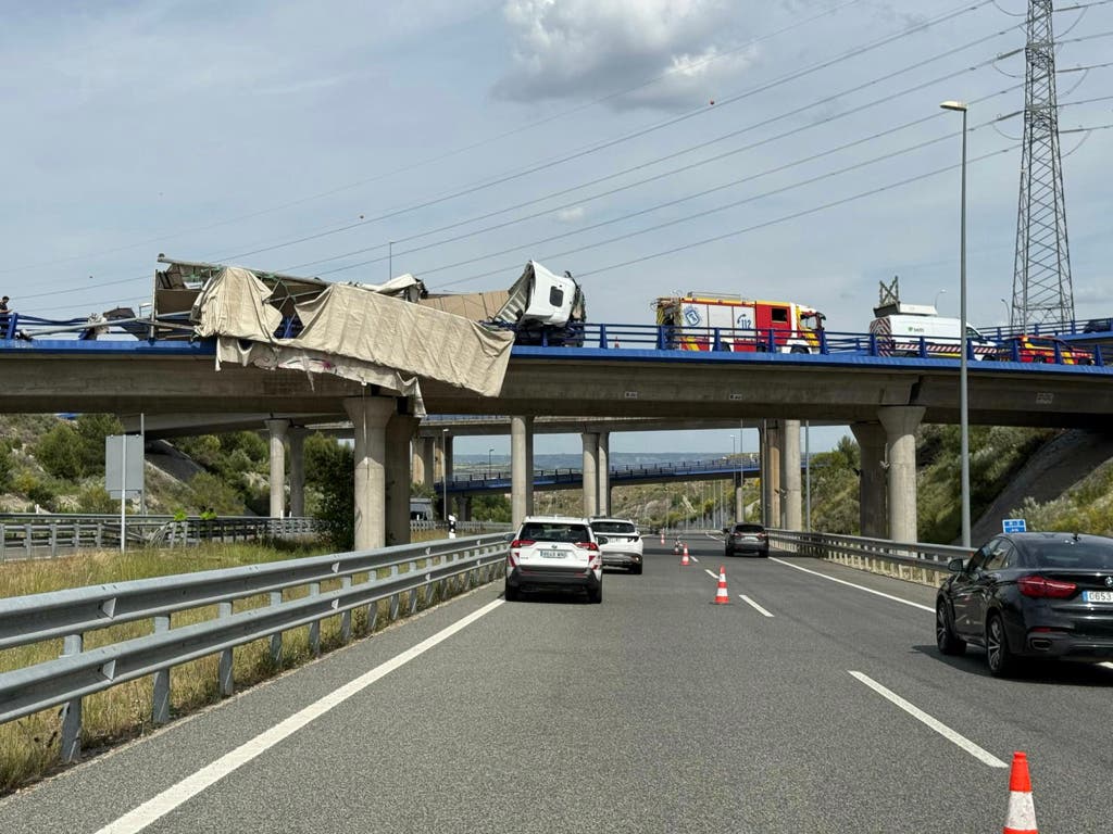Un camión, a punto de caer desde un puente en Velilla: cortado el ramal interior de la M-50 hacia la R-3 
