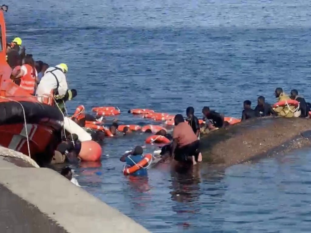 Al menos siete muertos, entre ellos tres niños, y un bebé desaparecido tras volcar un cayuco en El Hierro