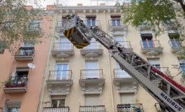 Dos intoxicados por inhalación de humo en el incendio de una vivienda en Arganzuela, en Madrid