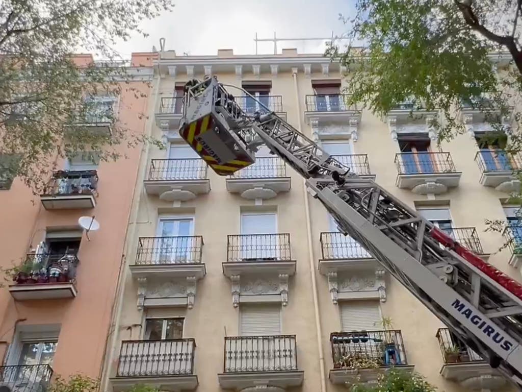 Dos intoxicados por inhalación de humo en el incendio de una vivienda en Arganzuela, en Madrid
