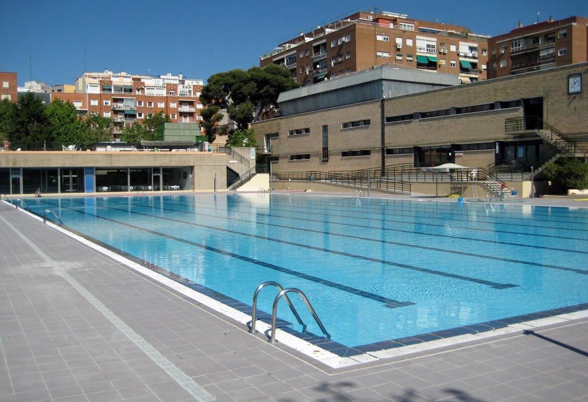Piscinas de verano abiertas desde mañana y medidas en colegios, hospitales y transportes: el plan de Madrid contra el calor