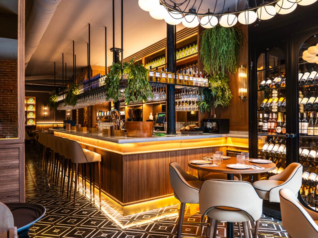 Taberna 7 Bar, nueva apertura en Alcalá de Henares con cocina castiza y cerveza Mahou de tanque