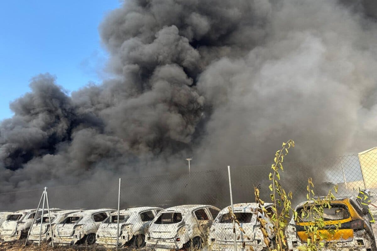 Espectacular incendio en Algete: arden decenas de vehículos en una campa con más de 100 coches aparcados