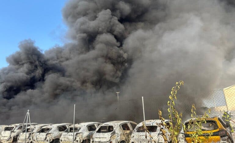 Espectacular incendio en Algete: arden decenas de vehículos en una campa con más de 100 coches aparcados