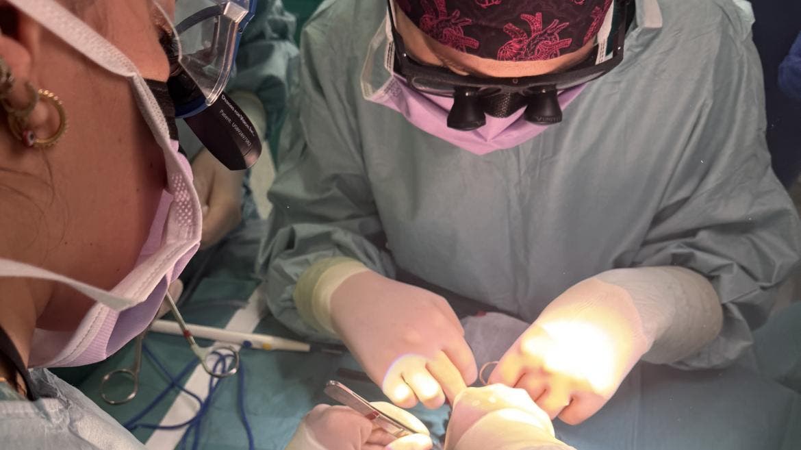 Cirujanos de Madrid salvan la vida a un bebé prematuro en Burgos tras una delicada operación