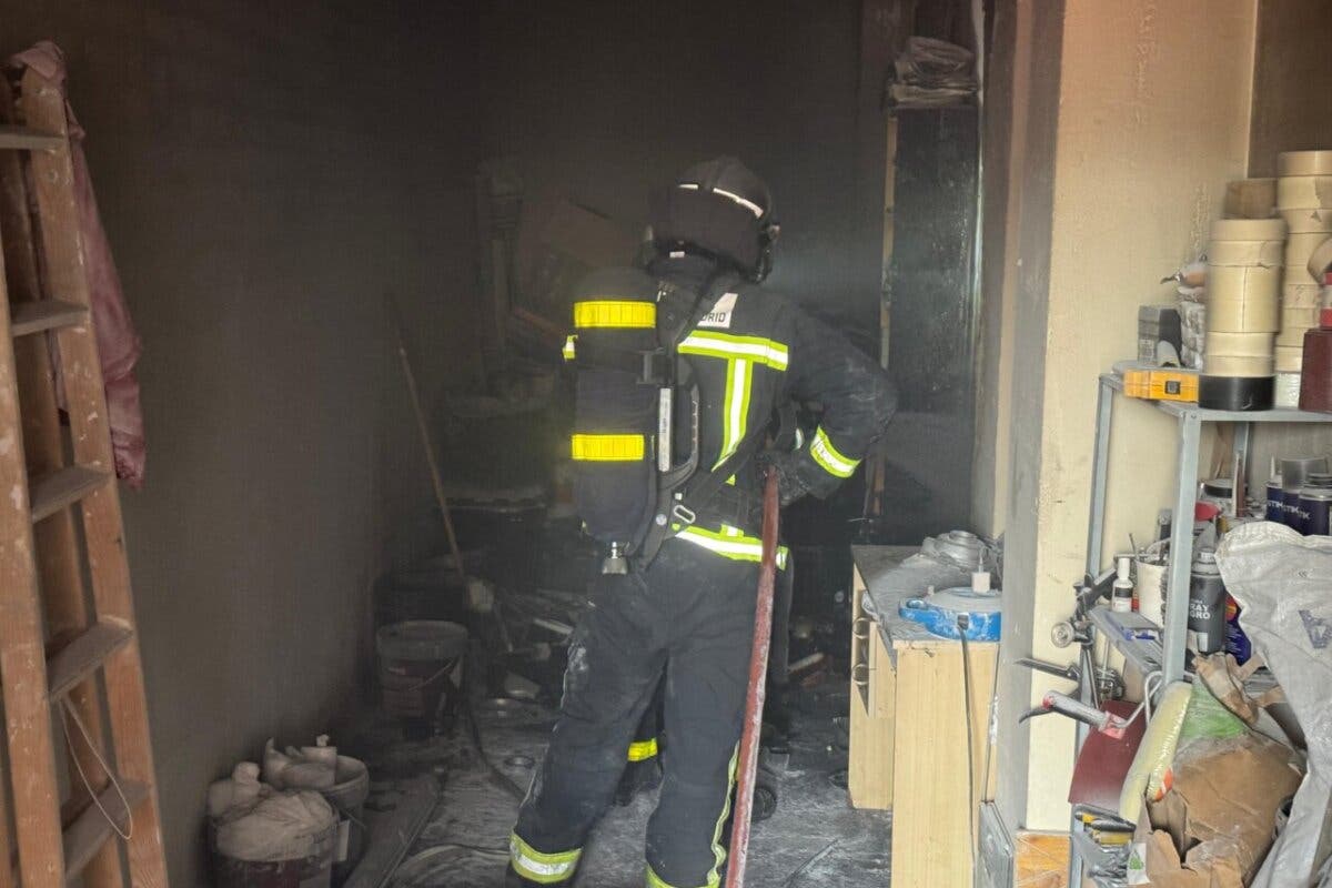 Intoxicado el portero de una urbanización tras un incendio en un cuarto con productos de piscina en Pozuelo