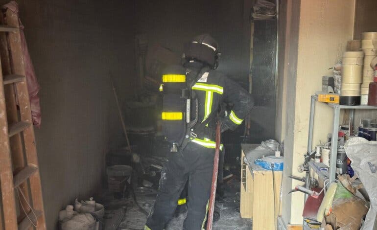 Intoxicado el portero de una urbanización tras un incendio en un cuarto con productos de piscina en Pozuelo