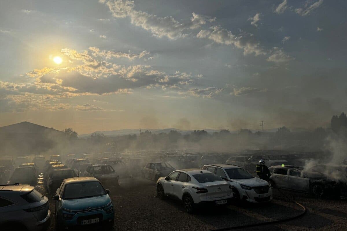 El incendio de Algete finalmente afectó a 200 vehículos en una campa con 500 coches