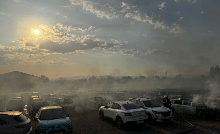 El incendio de Algete finalmente afectó a 200 vehículos en una campa con 500 coches