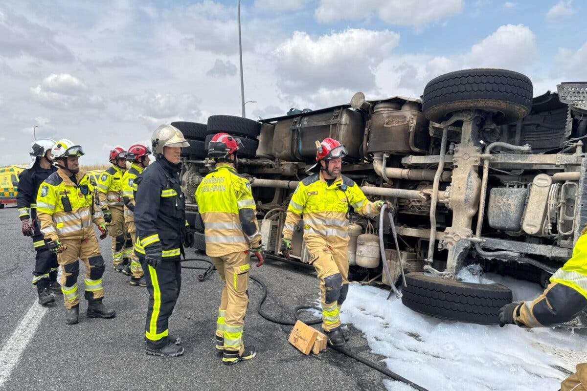 Herido grave el conductor de un camión tras volcar en la M-410 en Moraleja de Enmedio