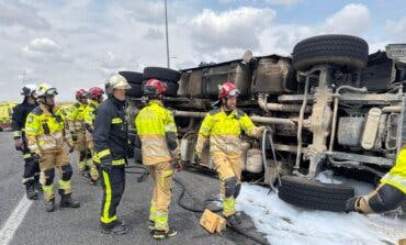 Herido grave el conductor de un camión tras volcar en la M-410 en Moraleja de Enmedio