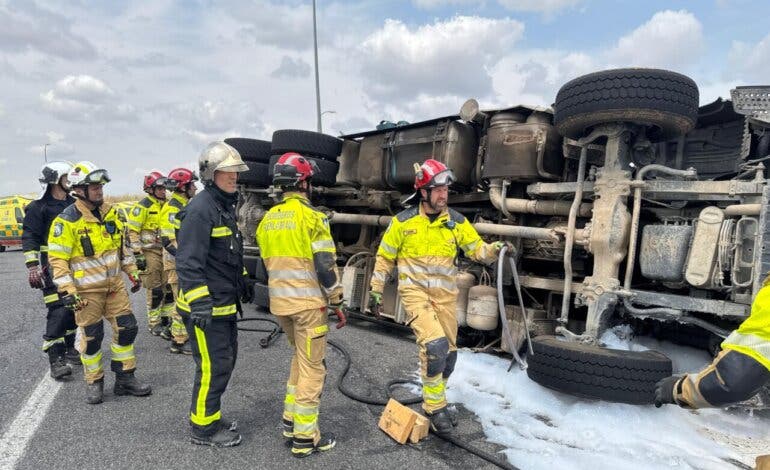 Herido grave el conductor de un camión tras volcar en la M-410 en Moraleja de Enmedio