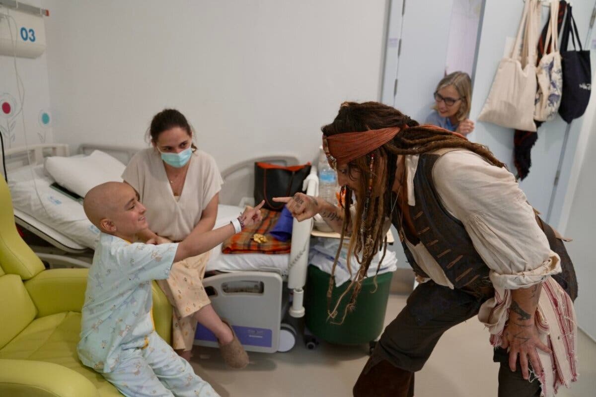 Johnny Depp aparece por sorpresa en el Hospital Niño Jesús disfrazado de Jack Sparrow