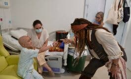 Johnny Depp aparece por sorpresa en el Hospital Niño Jesús disfrazado de Jack Sparrow