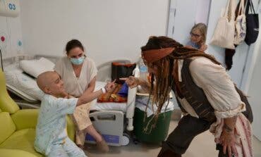Johnny Depp aparece por sorpresa en el Hospital Niño Jesús disfrazado de Jack Sparrow