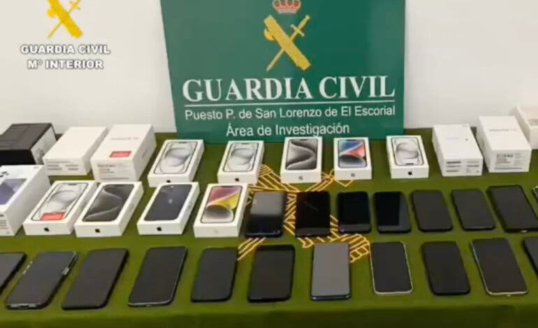 Robaban móviles en su empresa de paquetería y los vendían por internet: hay 6 detenidos en Valdemorillo y San Lorenzo de El Escorial