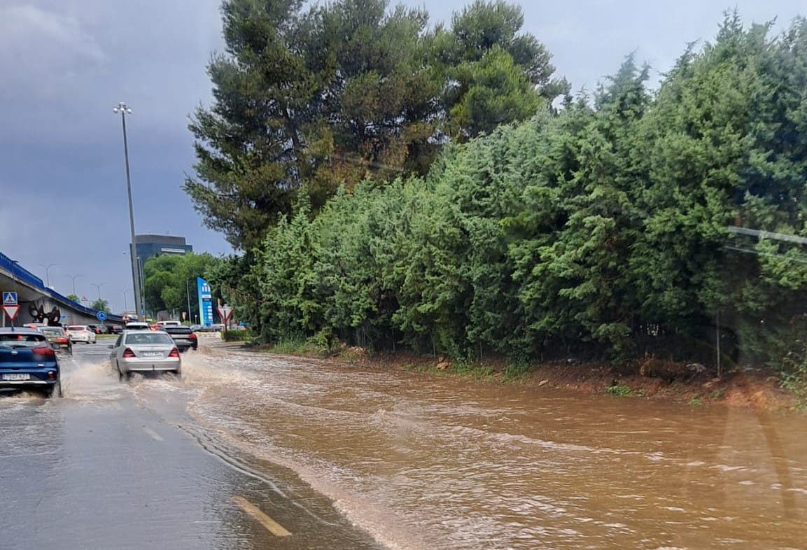 Rescates, inundaciones y árboles caídos en Guadalajara por la tormenta con granizo
