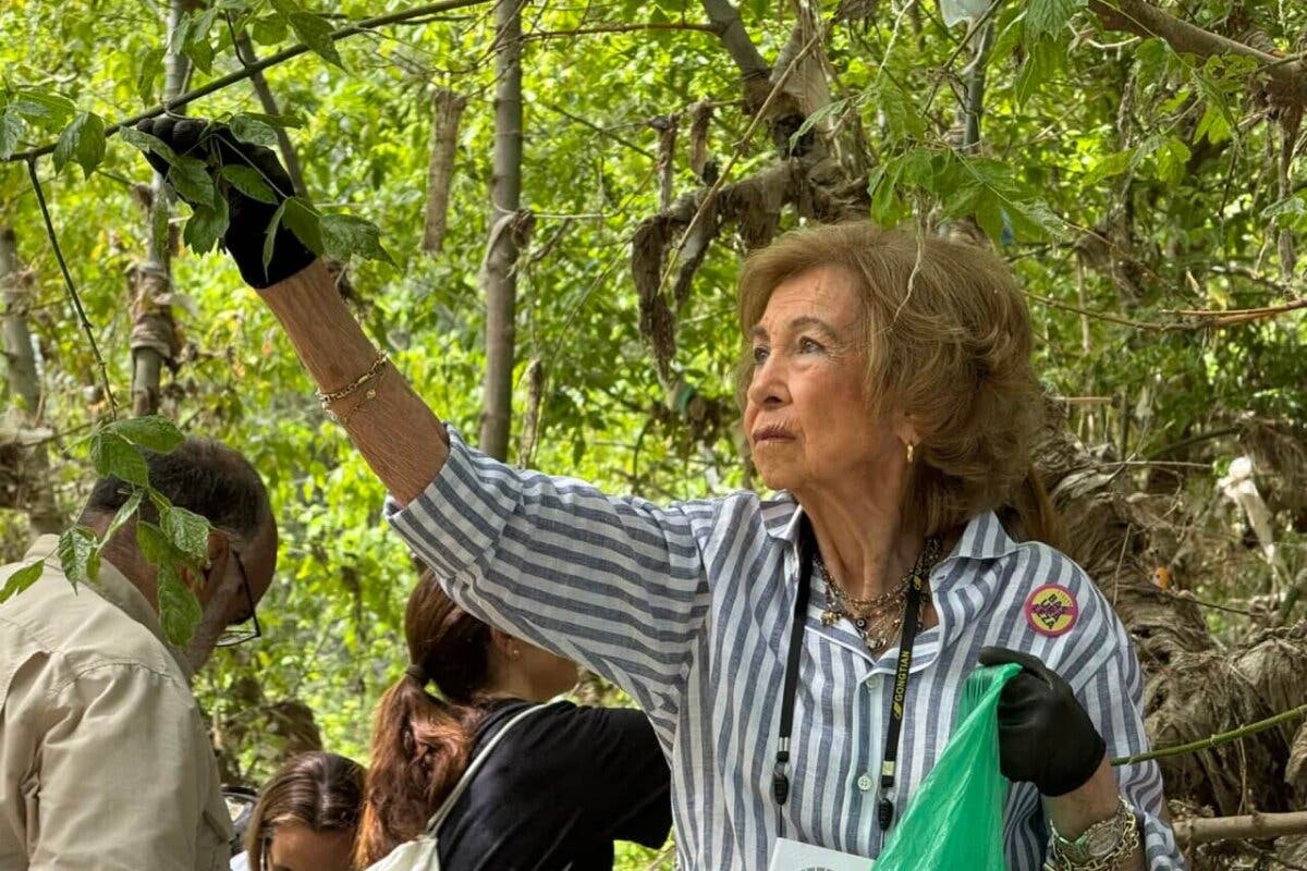 La reina Sofía participa en la limpieza del río Jarama en San Fernando de Henares