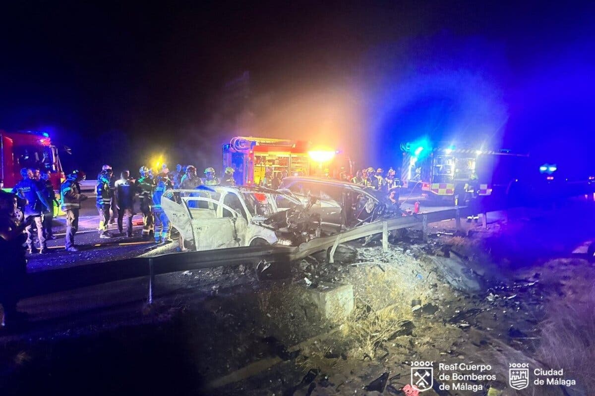 Mueren cuatro personas, entre ellas un policía, en un choque kamikaze tras un robo en Málaga