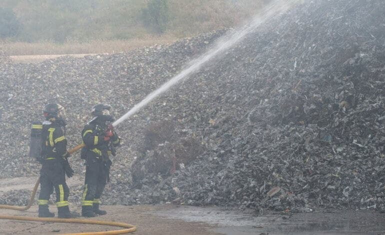 Aparatoso incendio en una planta de reciclaje de siderurgia en Vallecas