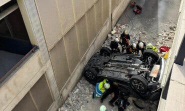 Cae con su coche desde ocho metros de altura en un centro comercial de Majadahonda