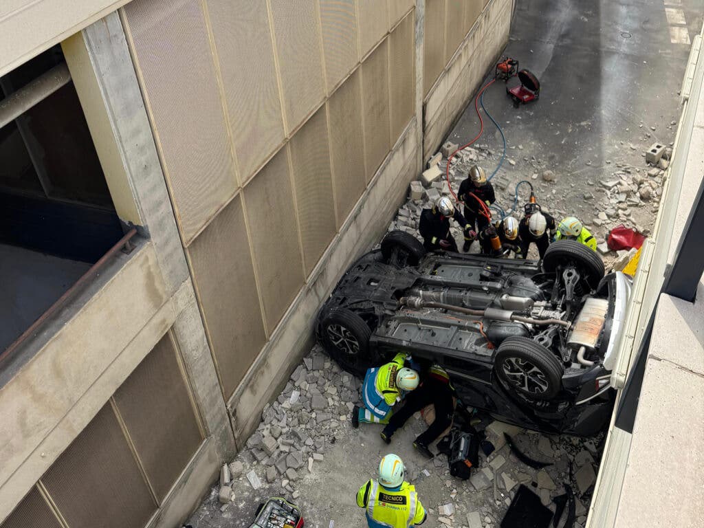 Cae con su coche desde ocho metros de altura en un centro comercial de Majadahonda
