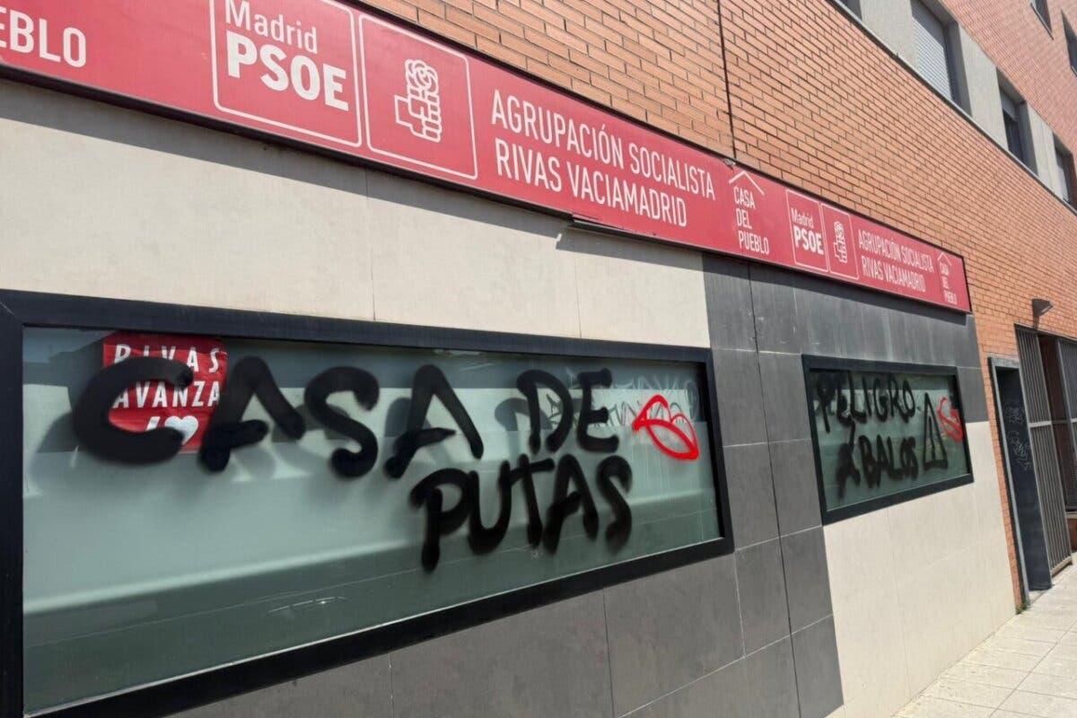 Aparecen pintadas en la sede del PSOE de Rivas: «Casa de putas»