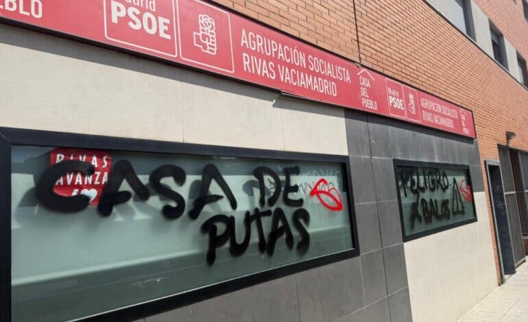 Aparecen pintadas en la sede del PSOE de Rivas: «Casa de putas»
