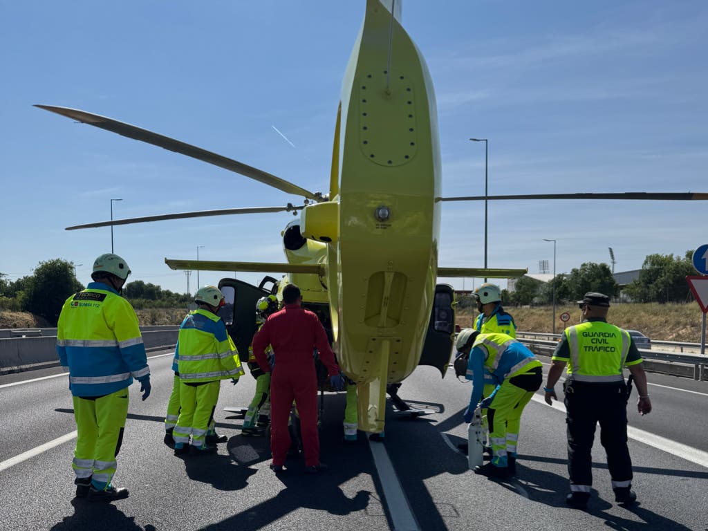 Herido grave un conductor tras volcar su coche en la A-2, en Alcalá de Henares