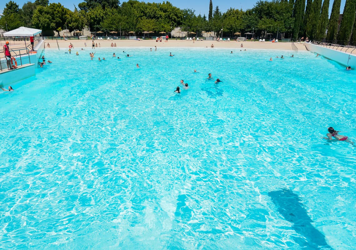 Llega la apertura de las piscinas de Torrejón, con la única municipal de olas de España