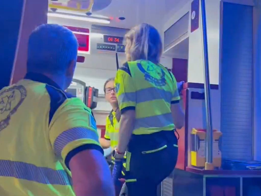 Dos rescatados y varios heridos en un incendio en una asociación de San Blas provocado por un ventilador
