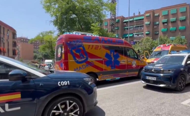 Herido grave un hombre apuñalado en una reyerta en un portal de Carabanchel
