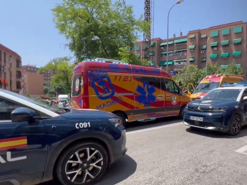 Herido grave un hombre apuñalado en una reyerta en un portal de Carabanchel