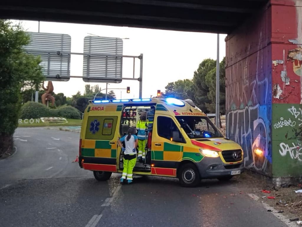 Muere un motorista en Alcorcón tras chocar contra el pilar de un puente