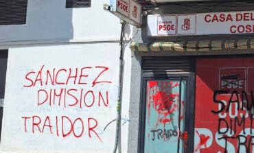 Atacan la sede del PSOE de Coslada con pintadas de «Sánchez dimisión» y «traidores»