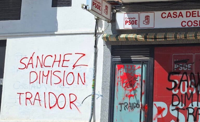 Atacan la sede del PSOE de Coslada con pintadas de «Sánchez dimisión» y «traidores»