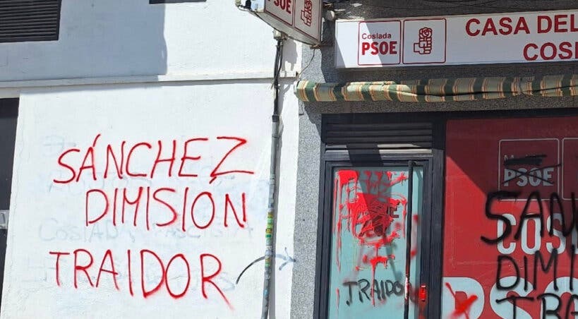 Atacan la sede del PSOE de Coslada con pintadas de «Sánchez dimisión» y «traidores»