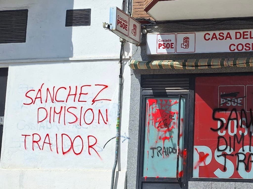 Atacan la sede del PSOE de Coslada con pintadas de «Sánchez dimisión» y «traidores»