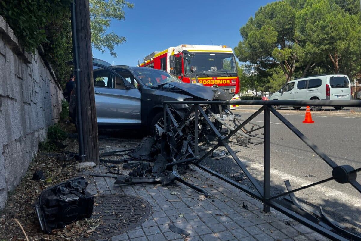 Dos heridos graves al empotrarse un coche contra una valla en Cardenal Herrera Oria, en Madrid