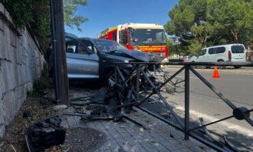 Dos heridos graves al empotrarse un coche contra una valla en Cardenal Herrera Oria, en Madrid