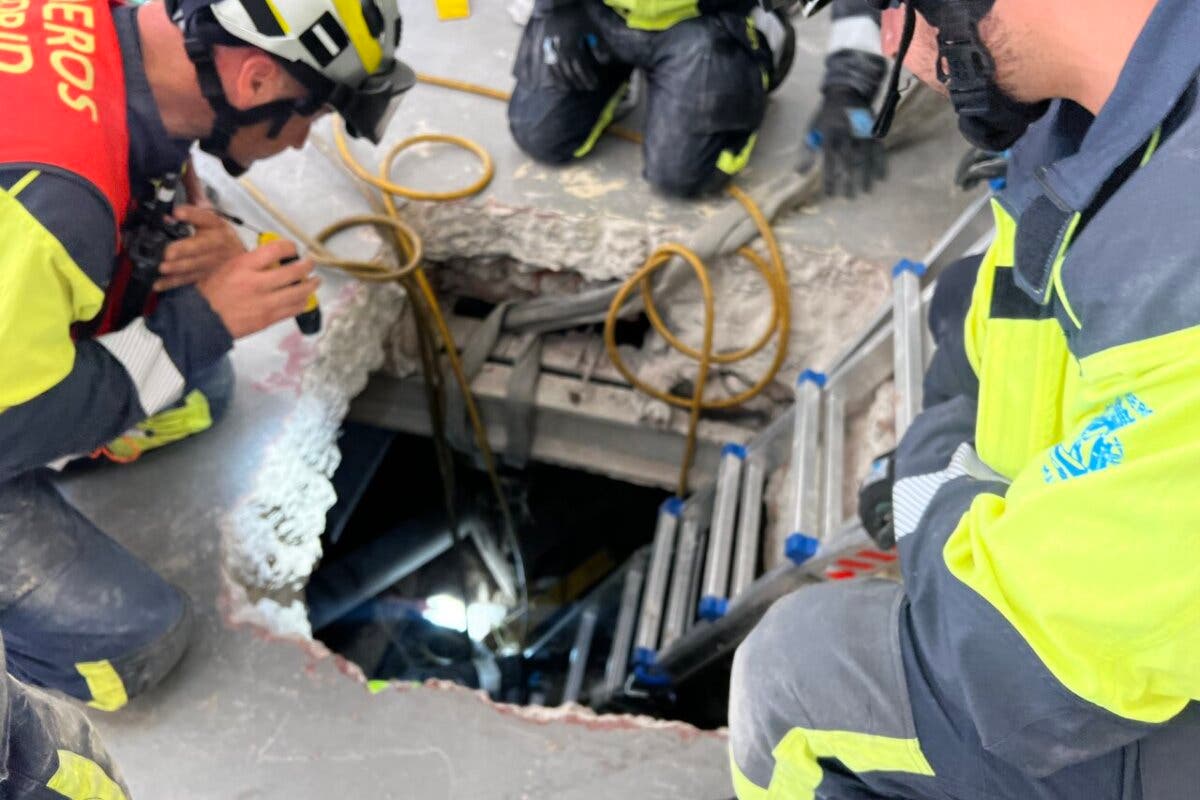 Complicado rescate de un pocero aplastado por un bloque de hormigón de mil kilos en Chamberí