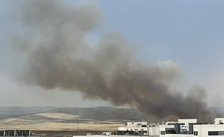 Un incendio agrícola en San Fernando de Henares provoca una gran columna de humo visible desde varias localidades