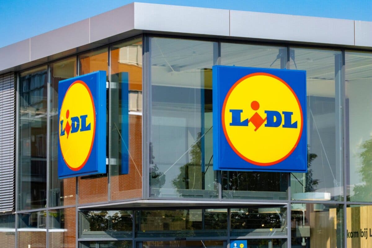 Un incendio obliga a desalojar un supermercado Lidl en Coslada