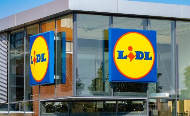 Un incendio obliga a desalojar un supermercado Lidl en Coslada