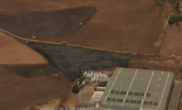 Frenan en Alcalá de Henares un incendio de pastos que amenazaba a una nave industrial