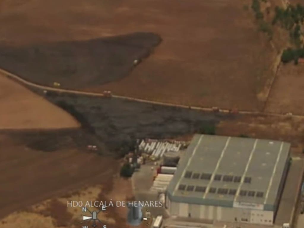Frenan en Alcalá de Henares un incendio de pastos que amenazaba a una nave industrial
