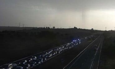El accidente de un camión obliga a cortar la A-3 en Villarejo de Salvanés
