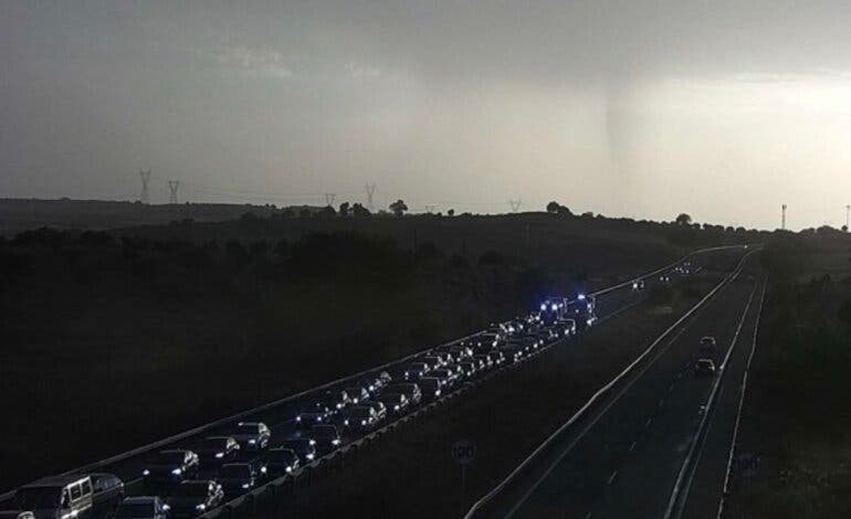 El accidente de un camión obliga a cortar la A-3 en Villarejo de Salvanés